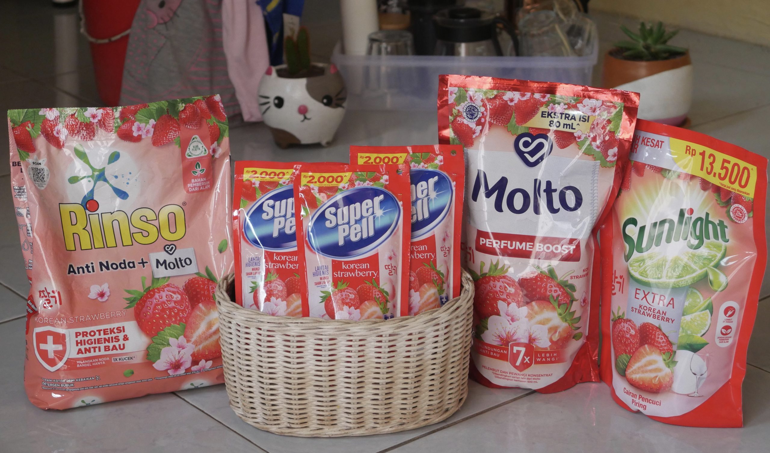 Sensasi Molto Korean Strawberry Pelembut dan Pewangi Pakaian 7 Kali Lebih Wangi